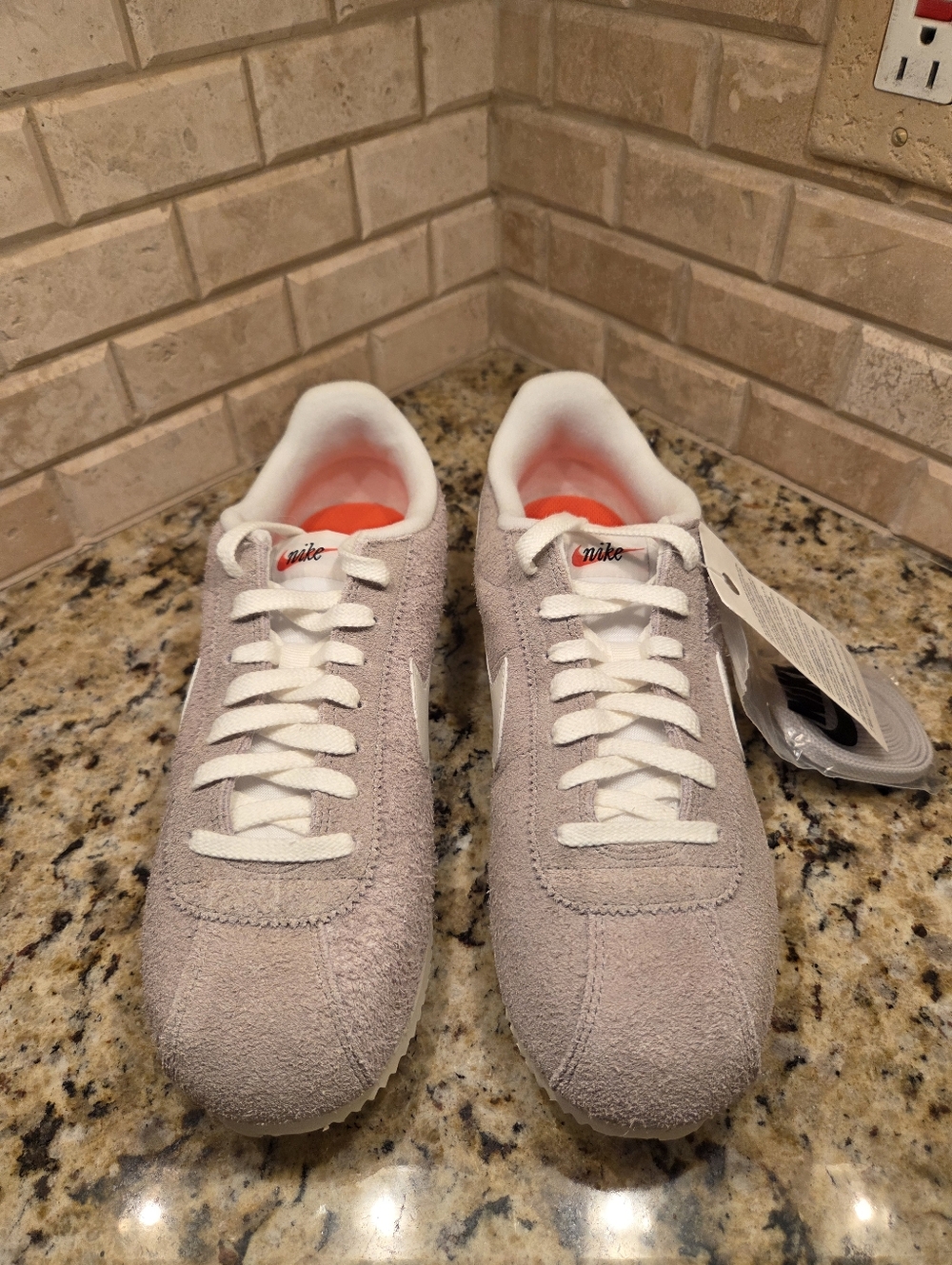 Men Nike Cortez SE Suede College Gray/Dark Team Red Colorway Men 10/Women 11.5
